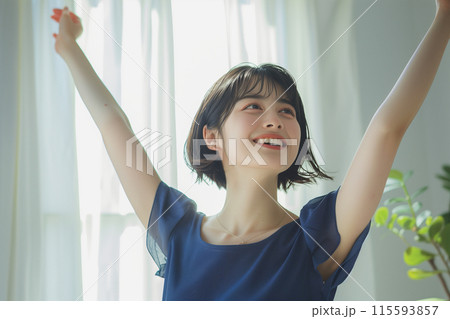 朝の光と健康的な女性 115593857