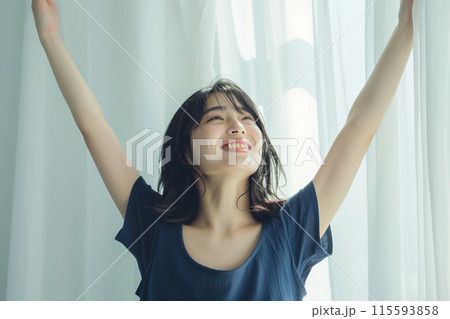 朝の光と健康的な女性 115593858