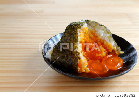 テーブル背景の卵黄おにぎり 115593882