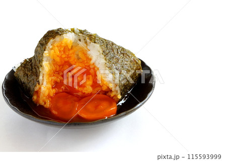 白背景の卵黄おにぎり 115593999