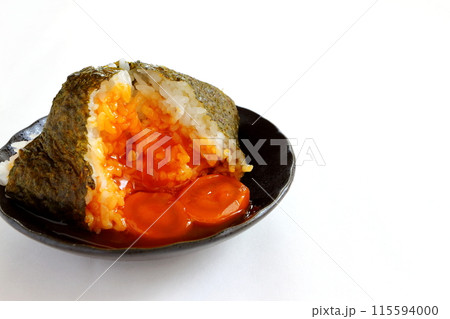 白背景の卵黄おにぎり 白背景の卵黄おにぎり 115594000