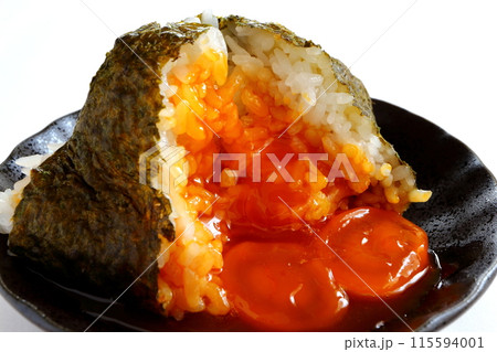 白背景の卵黄おにぎり 115594001