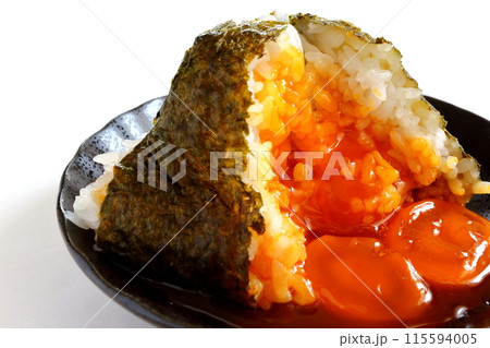 白背景の卵黄おにぎり 115594005