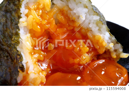 白背景の卵黄おにぎり 115594008