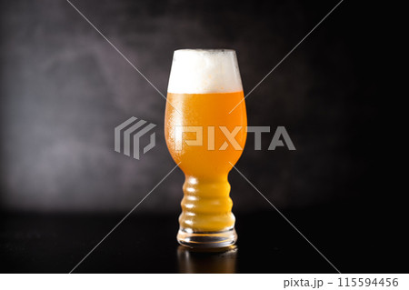 アメリカンクラフトビールのイメージ IPAグラスで楽しむヘイジーIPA アメリカンクラフトビールのイメージ IPAグラスで楽しむヘイジーIPA 115594456