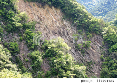 岩壁にある断崖絶壁と地層 115594483