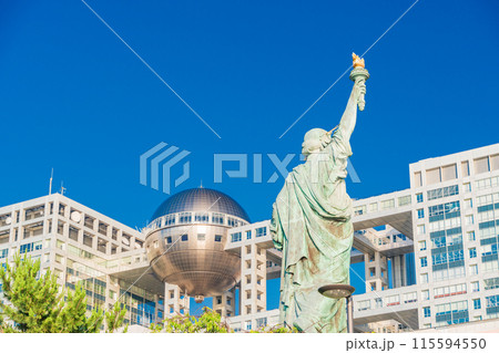 (東京都)お台場海浜公園の自由の女神像とフジテレビ本社ビル (東京都)お台場海浜公園の自由の女神像とフジテレビ本社ビル 115594550