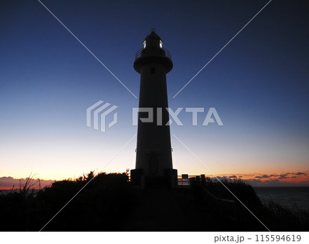 朝焼けと爪木崎灯台 115594619