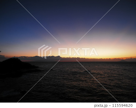 伊豆半島の朝焼け 115594620