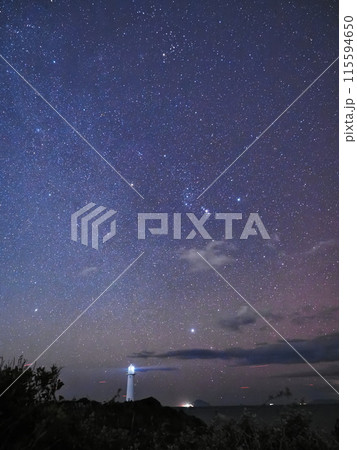 爪木崎灯台と冬の大三角 115594650