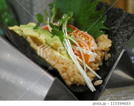 居酒屋の海鮮料理 115594683