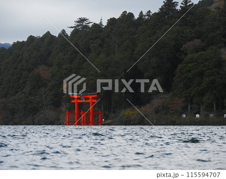 芦ノ湖の鳥居 115594707