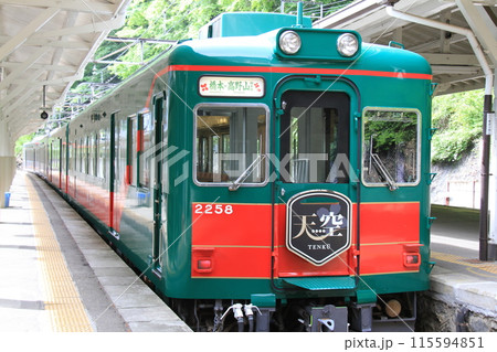 極楽橋駅に停車中の観光列車「天空（高野線）」 115594851