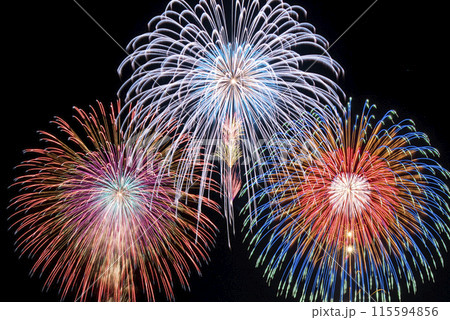 日本の夏祭りの夜の花火大会イメージ素材 115594856