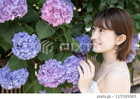 紫陽花と微笑む女性 115595065