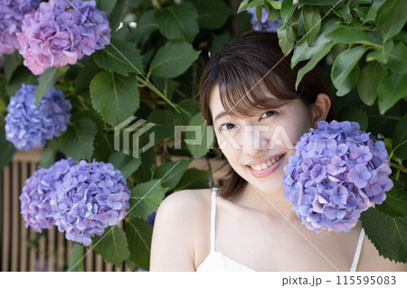 紫陽花と微笑む女性 115595083