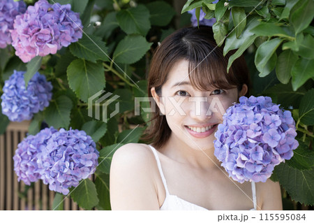 紫陽花と微笑む女性 紫陽花と微笑む女性 115595084