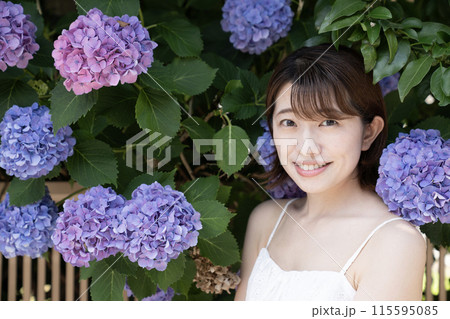 紫陽花と微笑む女性 紫陽花と微笑む女性 115595085