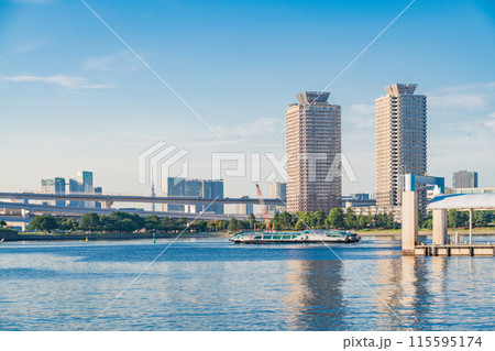 （東京都）お台場海浜公園から眺める水上バスのりばとレインボーブリッジ 115595174