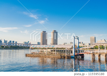 (東京都)お台場海浜公園から眺める水上バスのりばとレインボーブリッジ (東京都)お台場海浜公園から眺める水上バスのりばとレインボーブリッジ 115595180