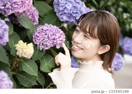 紫陽花を見る女性 115595199