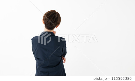 スーツ姿で考える女性（後姿） 115595380