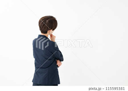 スーツ姿で考える女性(後姿) スーツ姿で考える女性(後姿) 115595381