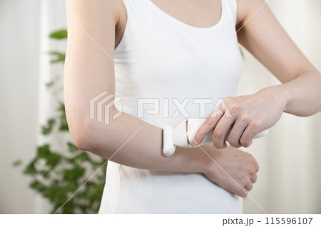 セルフ脱毛をする女性 セルフ脱毛をする女性 115596107