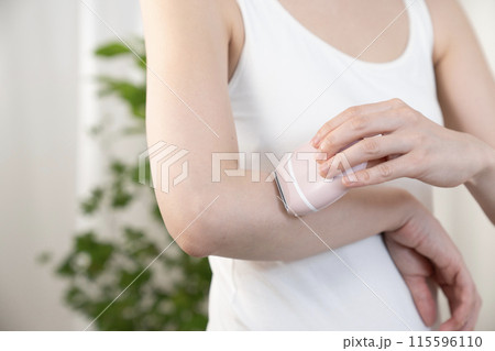 セルフ脱毛をする女性 セルフ脱毛をする女性 115596110