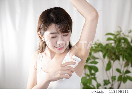 セルフ脱毛をする女性 115596111