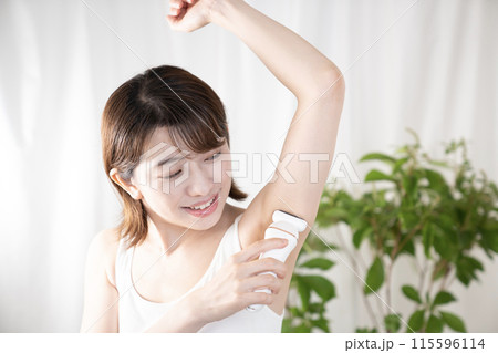 セルフ脱毛をする女性 115596114