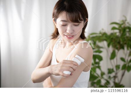 セルフ脱毛をする女性 セルフ脱毛をする女性 115596116