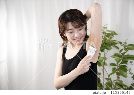 セルフ脱毛をする女性 115596145