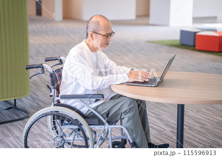 パソコン作業をするシニア男性・高齢者雇用・障がい者雇用イメージ 115596913