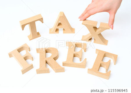 「TAX FREE」と並べられたアルファベットの木製ブロック 115596945