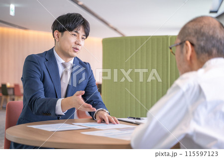 商品サービスを説明する男性ビジネスマン 115597123