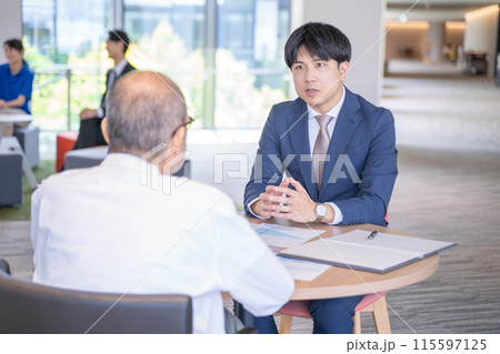 商品サービスを説明する男性ビジネスマン 商品サービスを説明する男性ビジネスマン 115597125