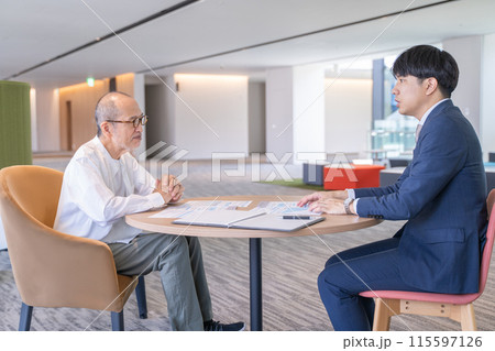 商品サービスを説明する男性ビジネスマン 商品サービスを説明する男性ビジネスマン 115597126
