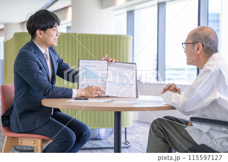 商品サービスを説明する男性ビジネスマン 115597127