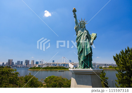 東京都港区 お台場 自由の女神像と街並み 115597318