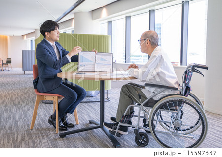 商品サービスを説明する男性ビジネスマン 115597337