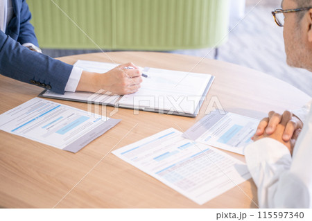 商品サービスを説明する男性ビジネスマンの手元 商品サービスを説明する男性ビジネスマンの手元 115597340