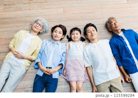 床に寝転ぶ仲良し三世代家族 115599284