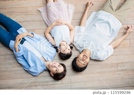 床に寝転ぶ仲良し家族 床に寝転ぶ仲良し家族 115599296