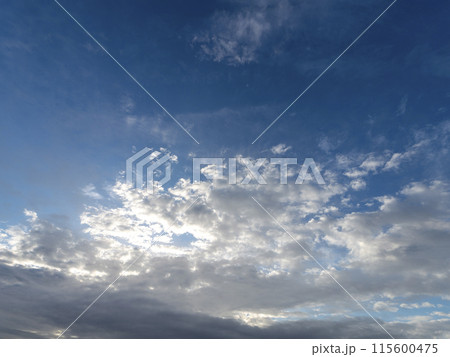 早朝の青空と白い雲 早朝の青空と白い雲 115600475