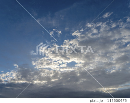 早朝の青空と白い雲 早朝の青空と白い雲 115600476