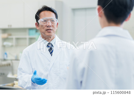 研究室で話をする科学者 115600848