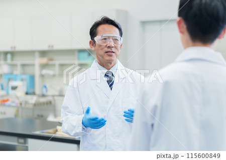 研究室で話をする科学者 115600849