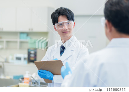研究室で話をする科学者 研究室で話をする科学者 115600855