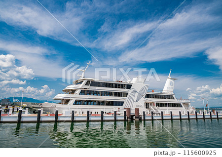 琵琶湖大津港に停泊中の観光船ビアンカ 115600925
